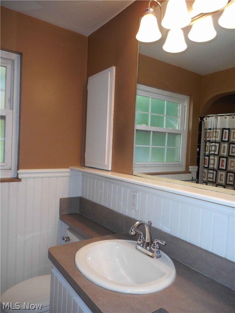21983 Eaton Road Cleveland, OH 44126 - Photo 10 of 13 Updated Full Bathroom