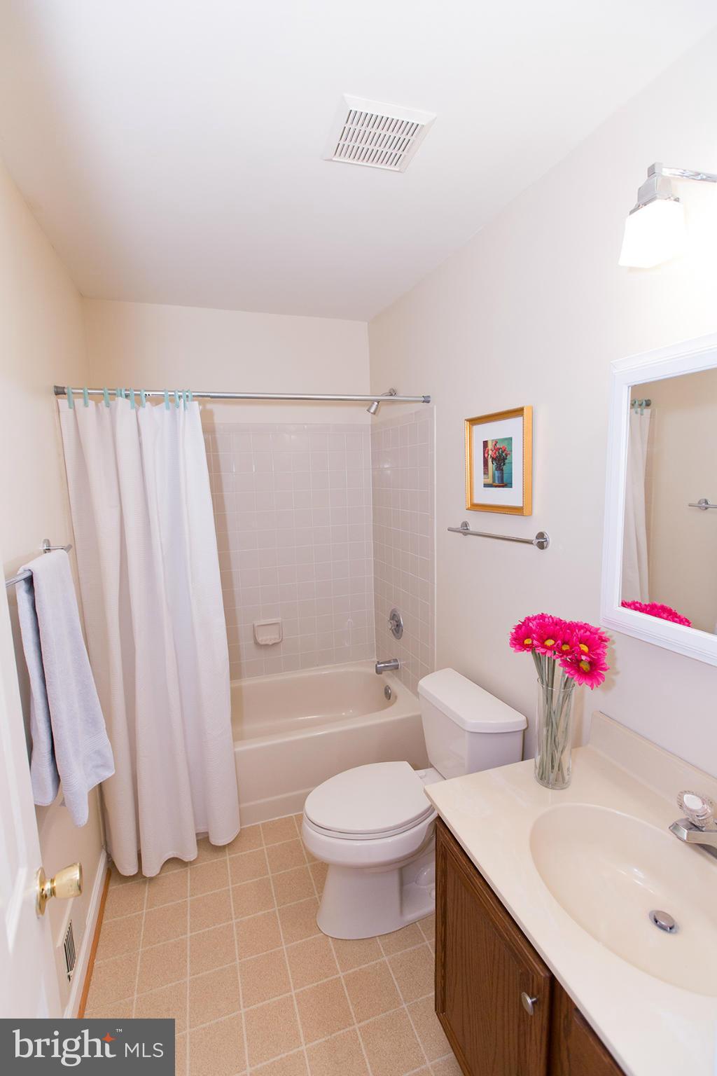 3713 Beaver Ford Road Woodbridge, VA 22192 - Photo 26 of 30 Upper hall full bath.