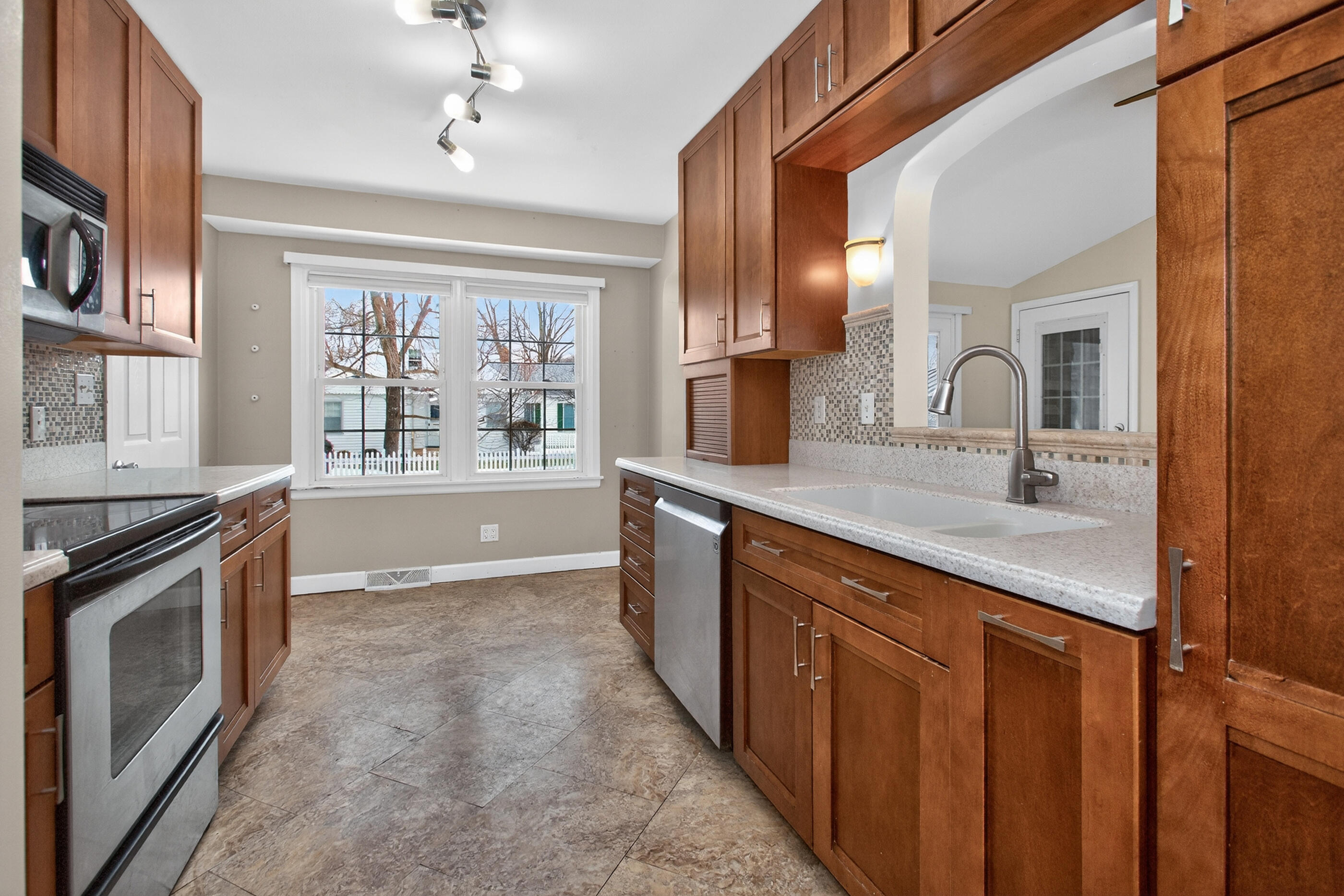 2311 Bryan Street St. Joseph, MI 49085 - Photo 4 of 19 8