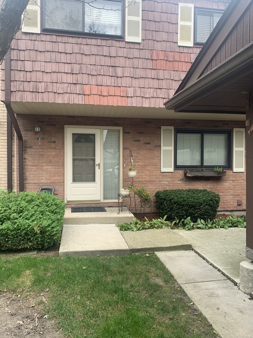 449 Commanche Trail Wheeling, IL 60090 - Photo 2 of 21