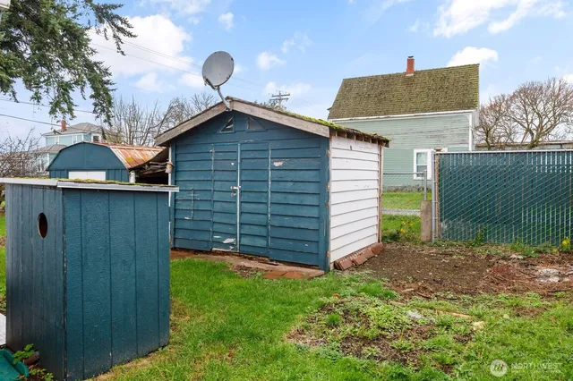 a view of a back yard of the house