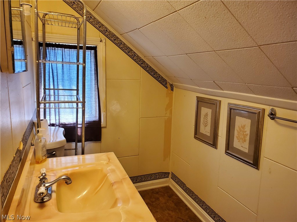 4024 Buxton Road Cleveland, OH 44121 - Photo 9 of 25 1/2 bathroom on 2nd floor.