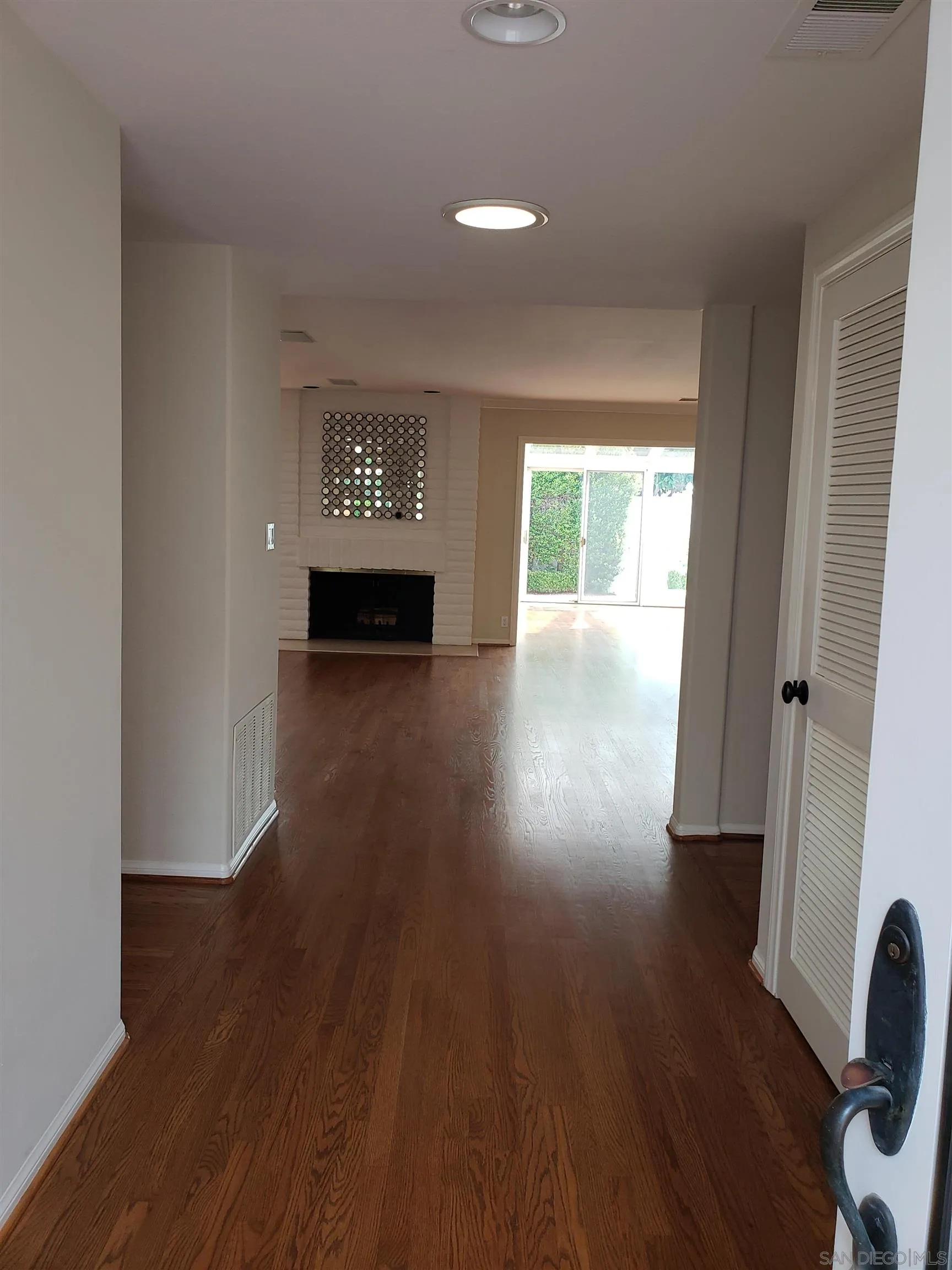6155 Paseo Delicias Rancho Santa Fe, CA 92067 - Photo 5 of 17 Entry