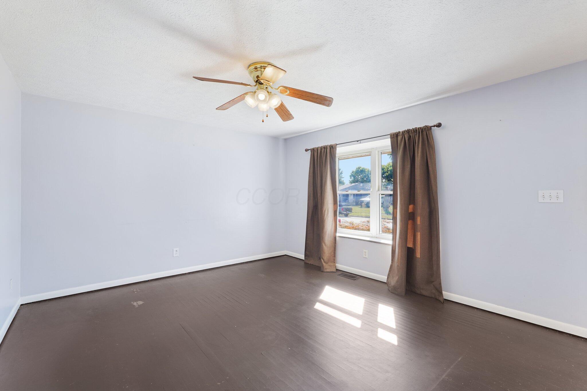 568 Glendora Road Columbus, OH 43207 - Photo 5 of 35 Living Room