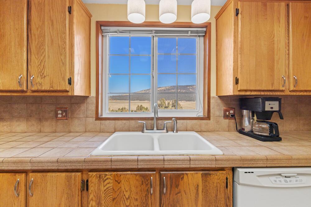 17550 South Poe Valley Road Klamath Falls, OR 97603 - Photo 15 of 59