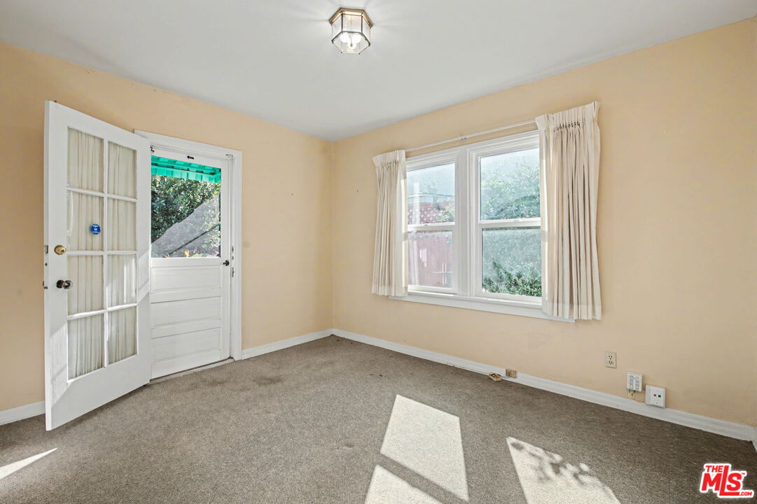 930 South Ridgeley Drive Los Angeles, CA 90036 - Photo 13 of 21