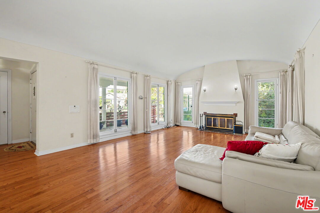 930 South Ridgeley Drive Los Angeles, CA 90036 - Photo 4 of 21