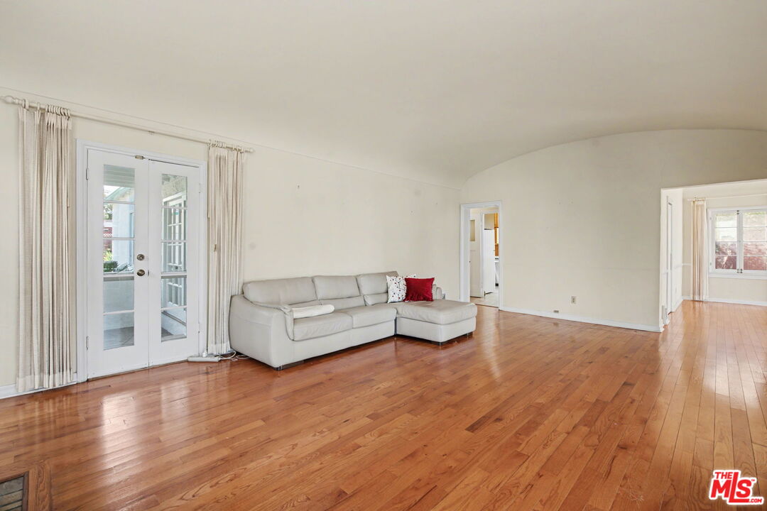 930 South Ridgeley Drive Los Angeles, CA 90036 - Photo 5 of 21