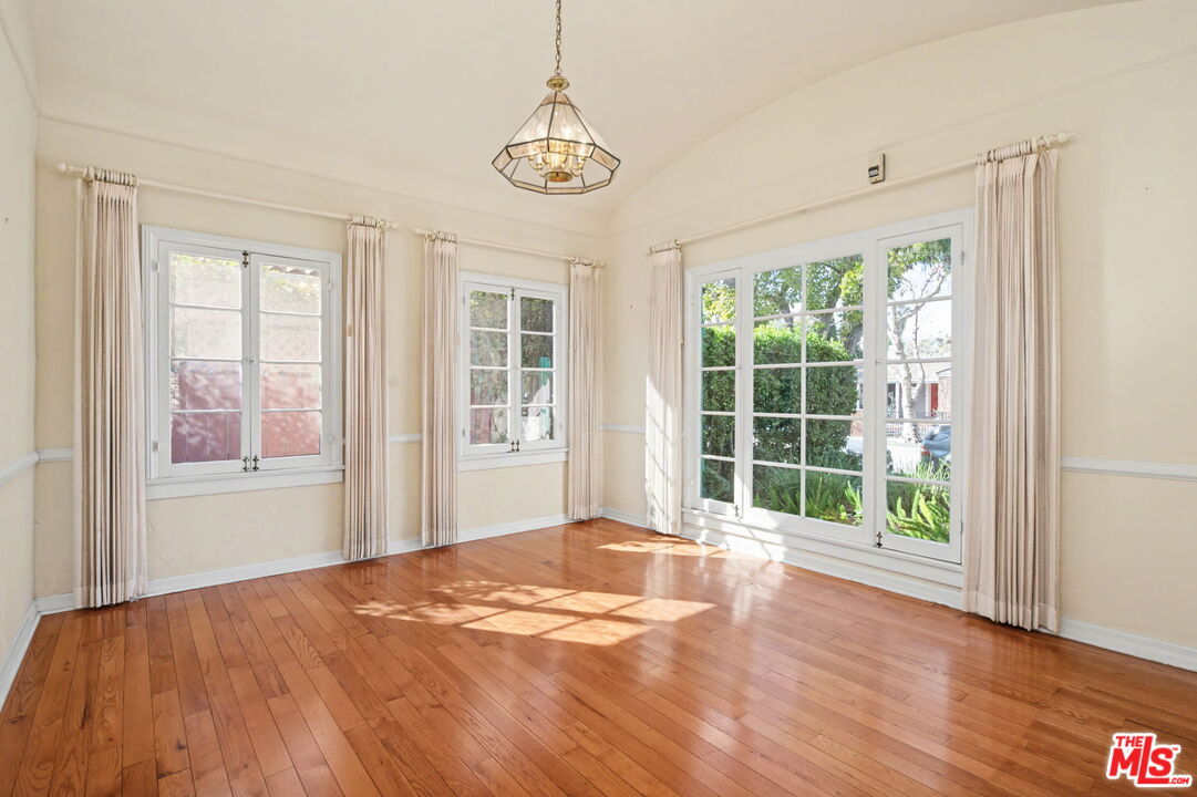 930 South Ridgeley Drive Los Angeles, CA 90036 - Photo 6 of 21