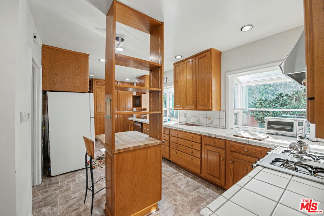 930 South Ridgeley Drive Los Angeles, CA 90036 - Photo 8 of 21