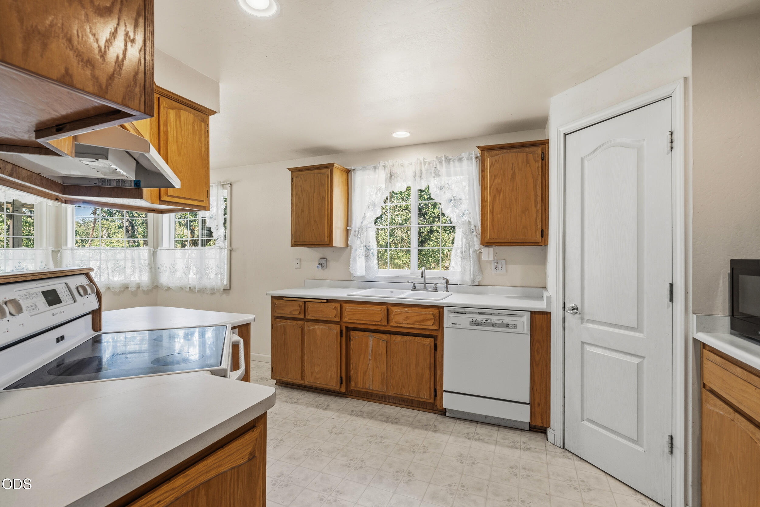 8320 Blackwell Road Central Point, OR 97502 - Photo 12 of 38