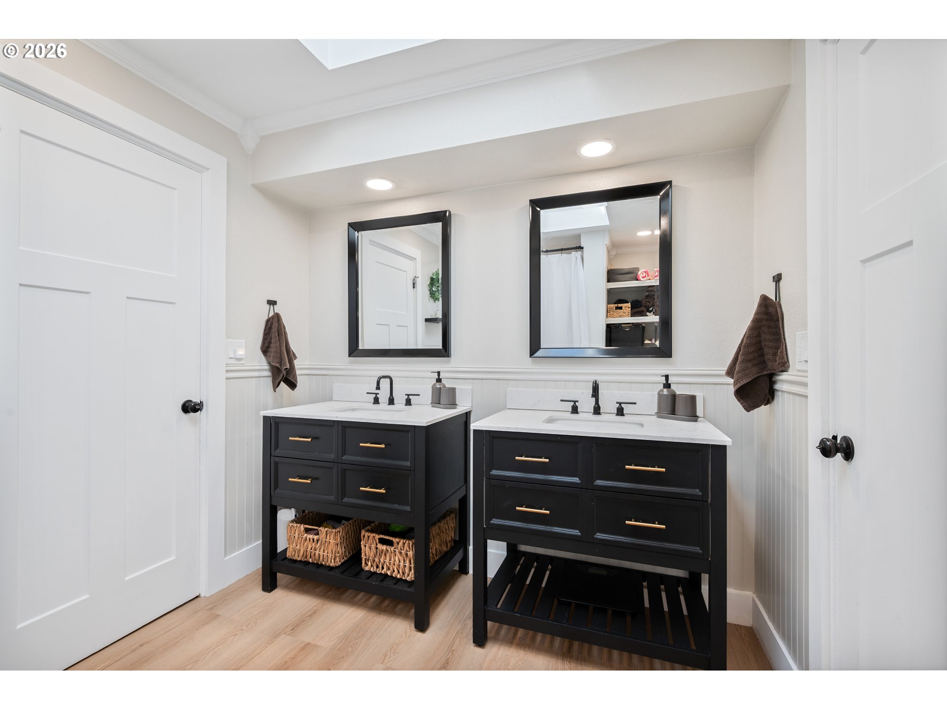2808 Lilac Street Longview, WA 98632 - Photo 13 of 29 a spacious bathroom with a bathtub double sink and a mirror