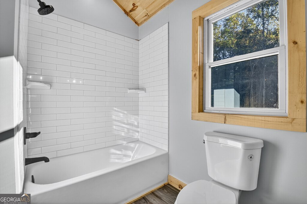 646 High Country Crossing Morganton, GA 30560 - Photo 37 of 44 a bathroom with a toilet and a bathtub