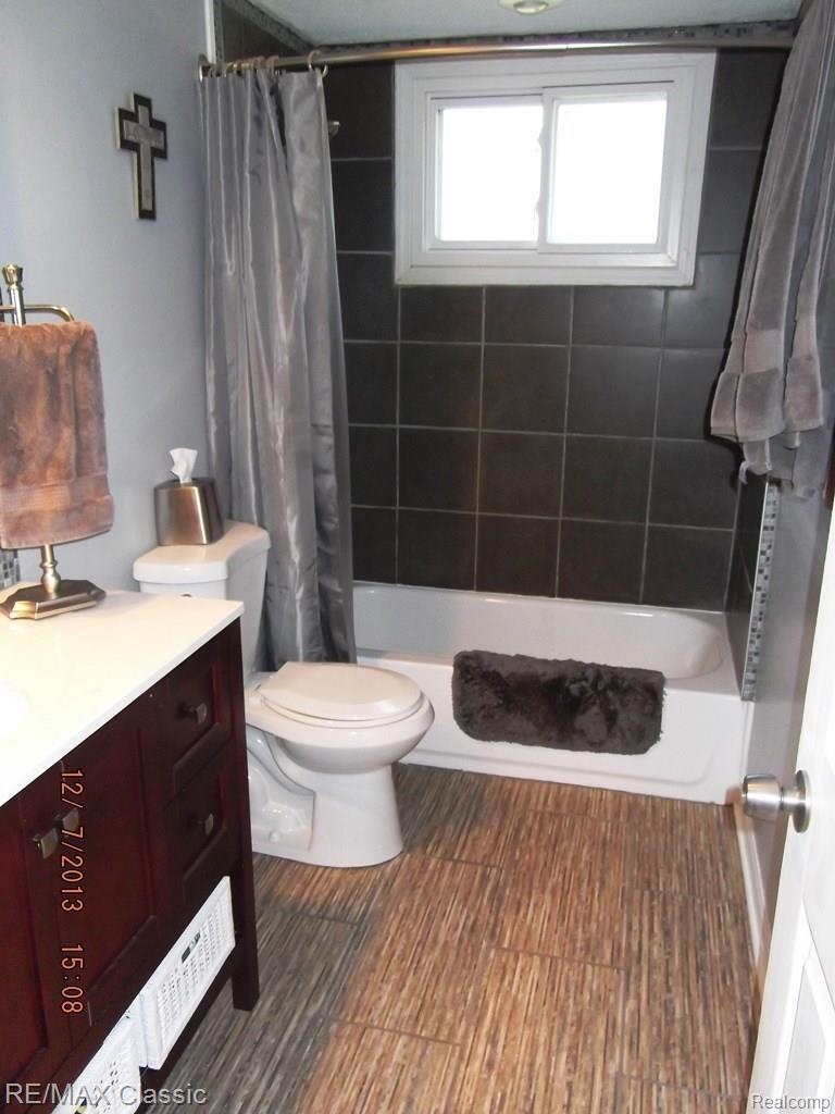 514 Decker Road Walled Lake, MI 48390 - Photo 12 of 18 Bath.jpg