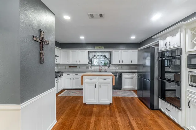 $549,000 | 20 Amherst Court, Conroe, TX 77304