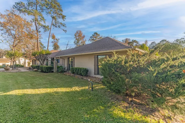 $549,000 | 20 Amherst Court, Conroe, TX 77304