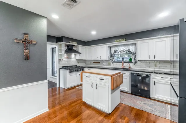 $549,000 | 20 Amherst Court, Conroe, TX 77304