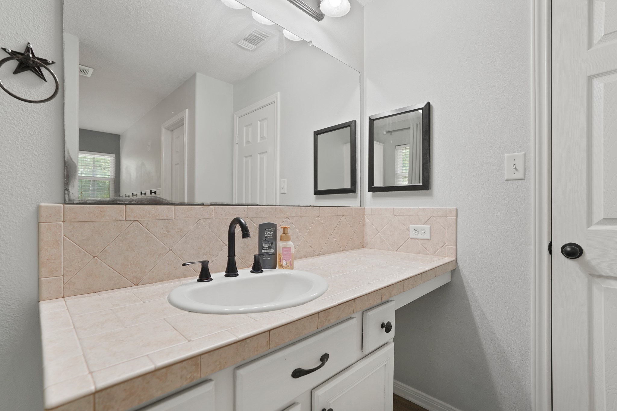 1003 Cherry Creek Road Dayton, TX 77535 - Photo 23 of 45 Primary bath.