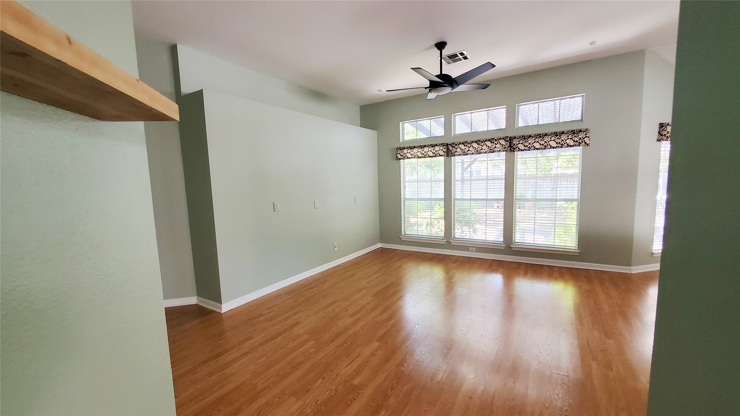 201 Rio Vista Drive Georgetown, TX 78626 - Photo 21 of 26 Well-lit living area features rich hardwood flooring and a stylish ceiling fan for comfort.