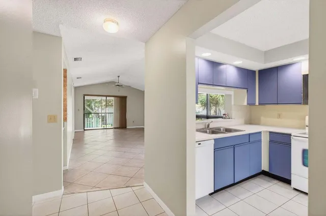 $2,300 | 400 Club Circle, Unit 201, Boca Raton, FL 33487