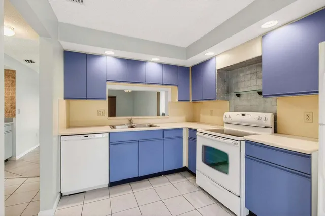 $2,300 | 400 Club Circle, Unit 201, Boca Raton, FL 33487