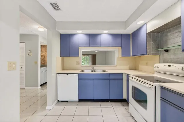 $2,300 | 400 Club Circle, Unit 201, Boca Raton, FL 33487