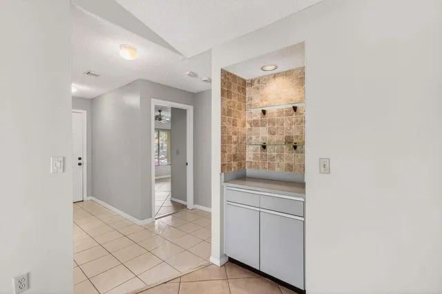 $2,300 | 400 Club Circle, Unit 201, Boca Raton, FL 33487
