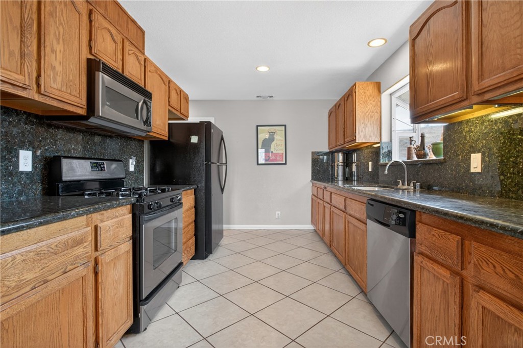 29631 Silver Street Castaic, CA 91384 - Photo 15 of 36 Kitchen with big windows