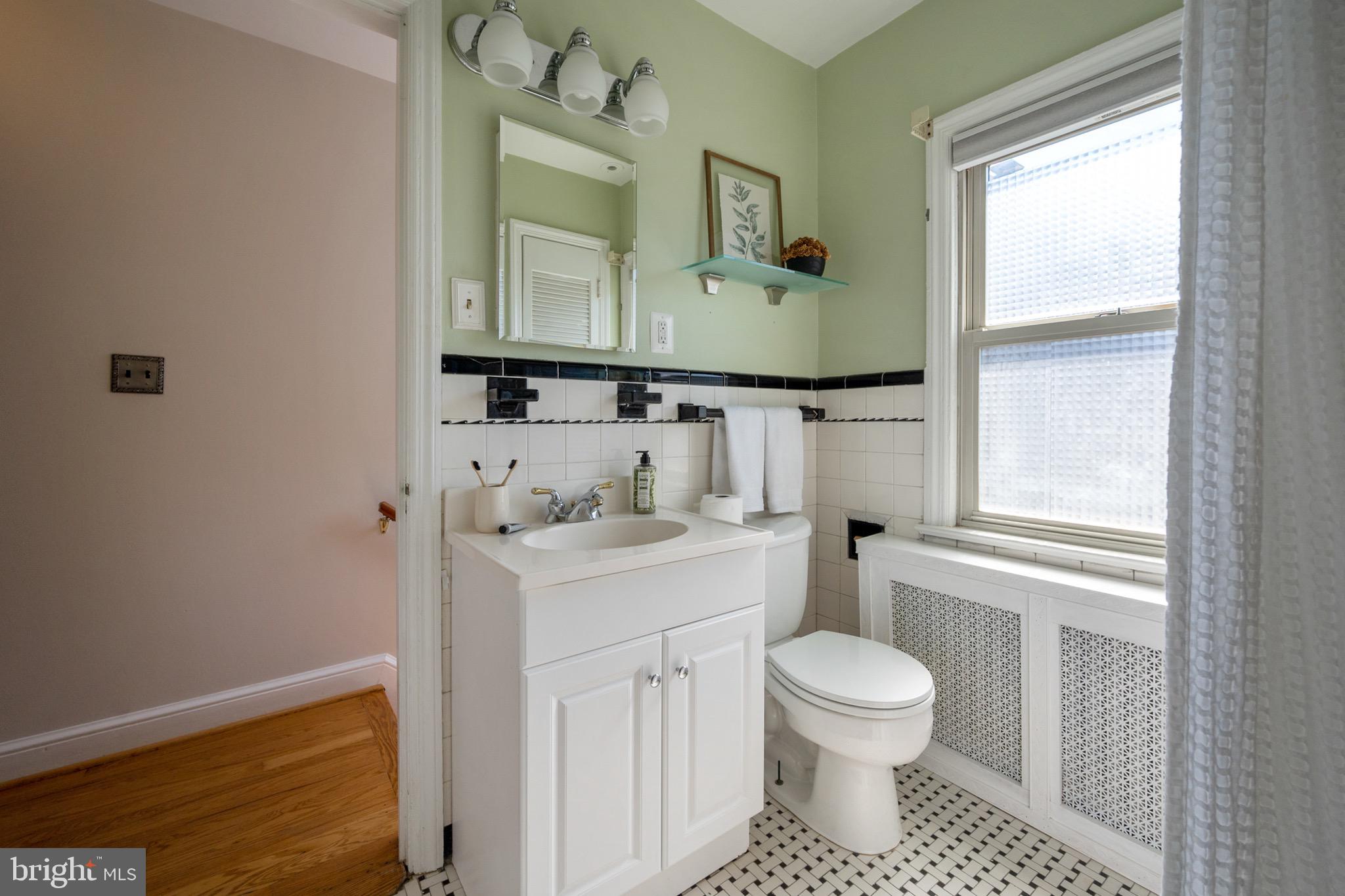 18 West Braddock Road Alexandria, VA 22301 - Photo 31 of 49 Upper level Hall Full Bathroom