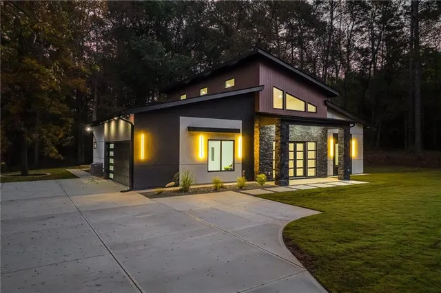 a view of a house with a yard