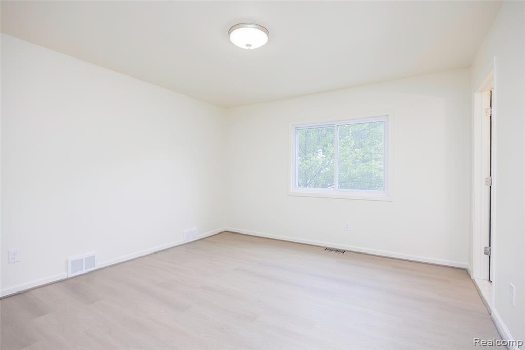 20505 Ridgemont Road Harper Woods, MI 48225 - Photo 19 of 48