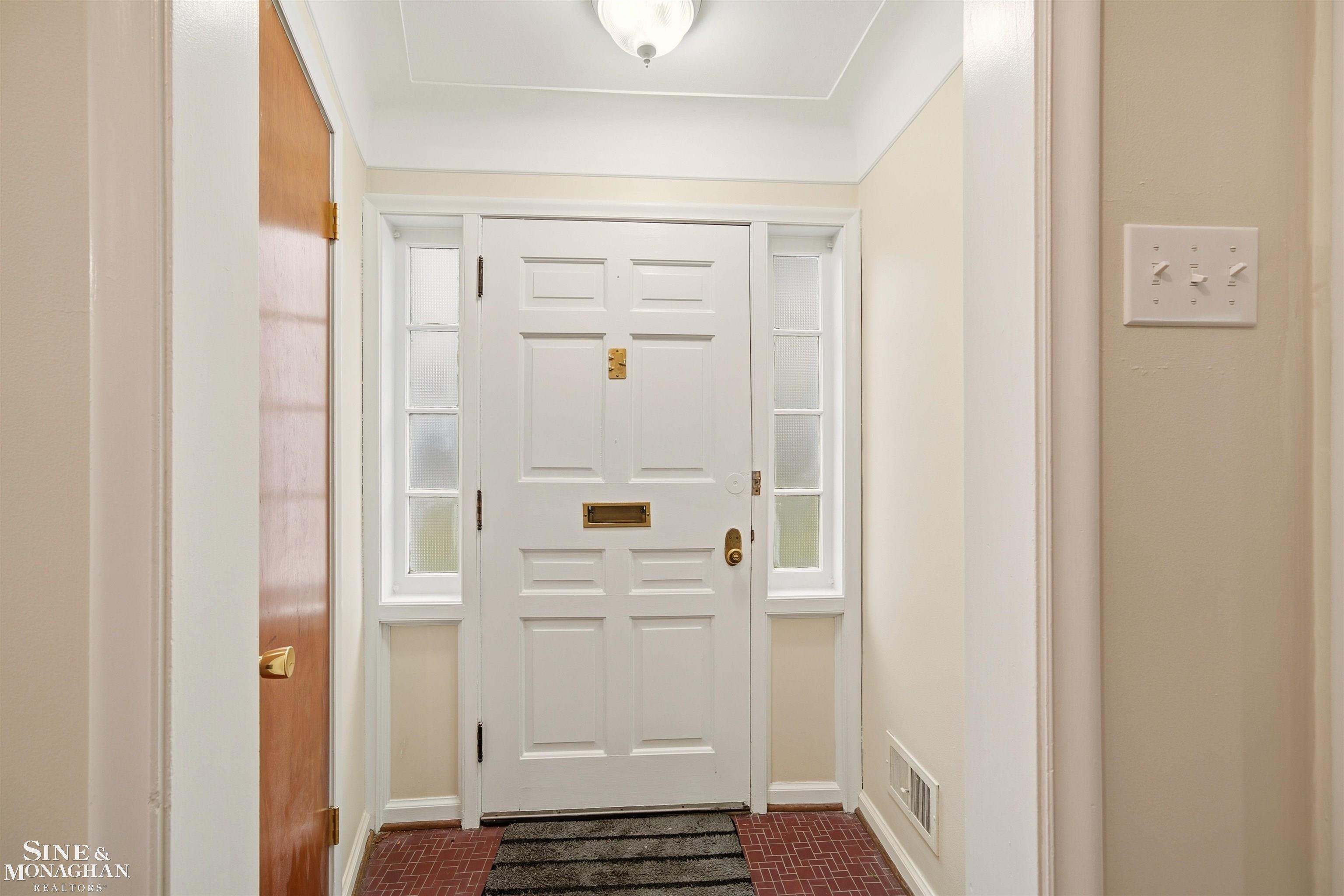 410 Roland Court Grosse Pointe, MI 48236 - Photo 6 of 28 ENTRY VESTIBULE