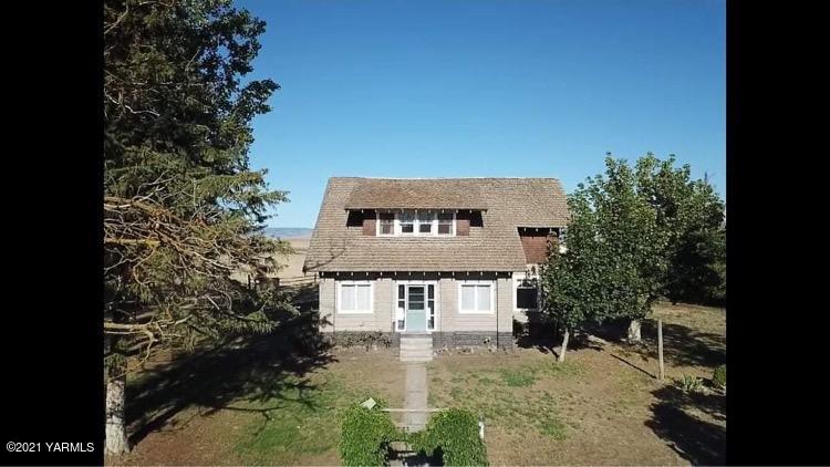 753 Wesley Road White Swan, WA 98952 - Photo 2 of 30 a front view of a house with a yard
