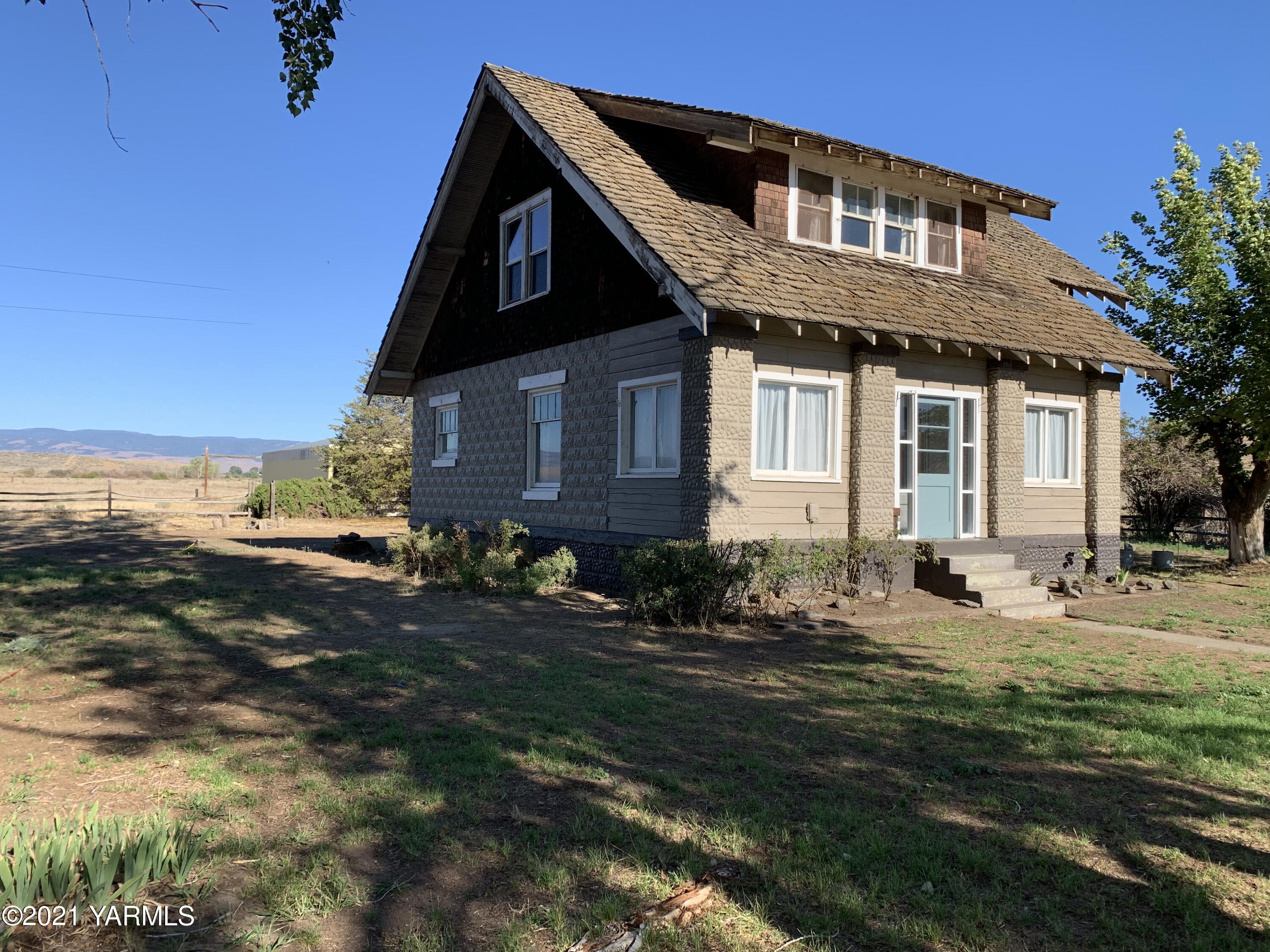 753 Wesley Road White Swan, WA 98952 - Photo 3 of 30 a front view of a house with a yard