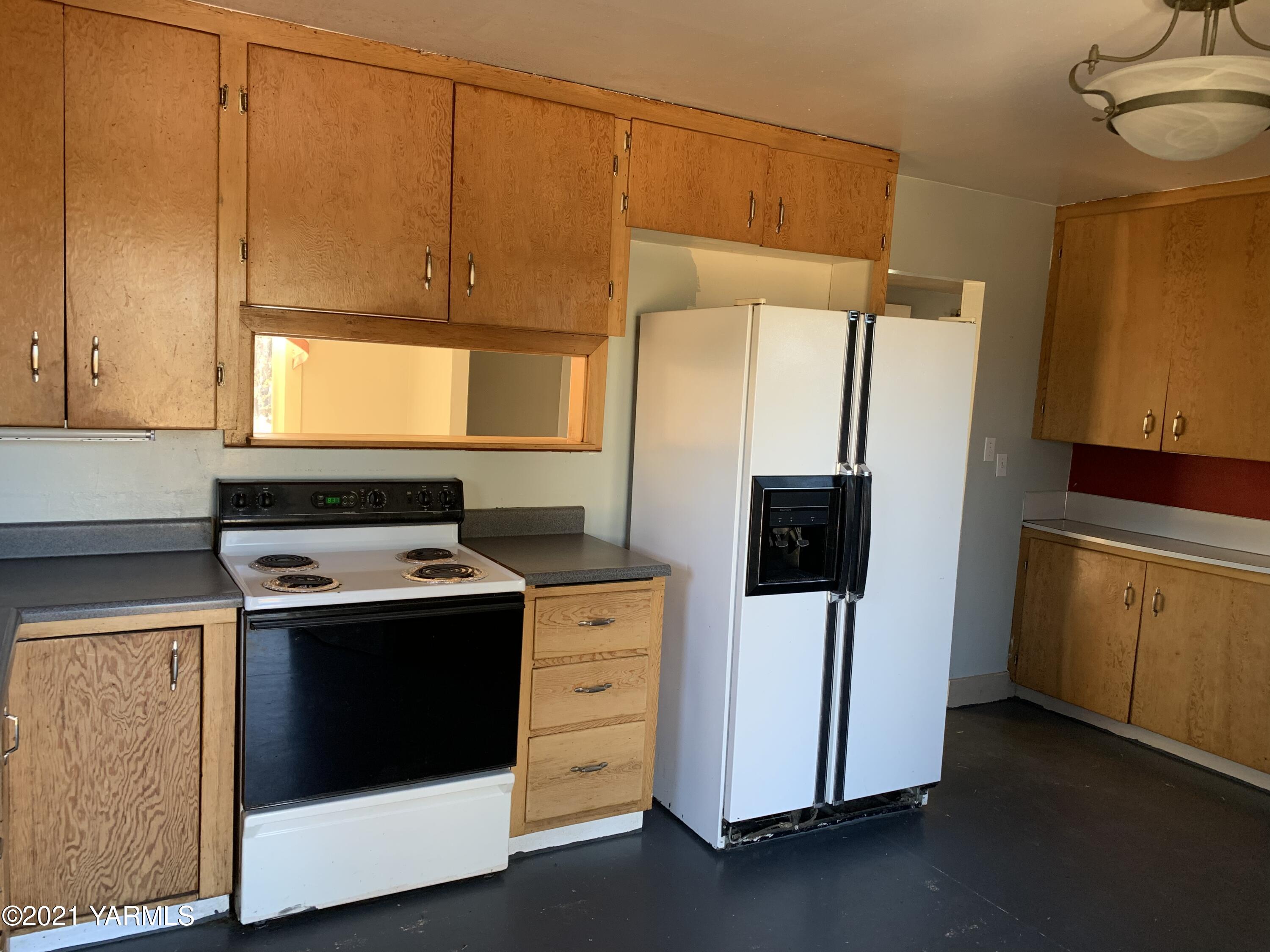 753 Wesley Road White Swan, WA 98952 - Photo 25 of 30 a kitchen with stainless steel appliances a stove a refrigerator and cabinets