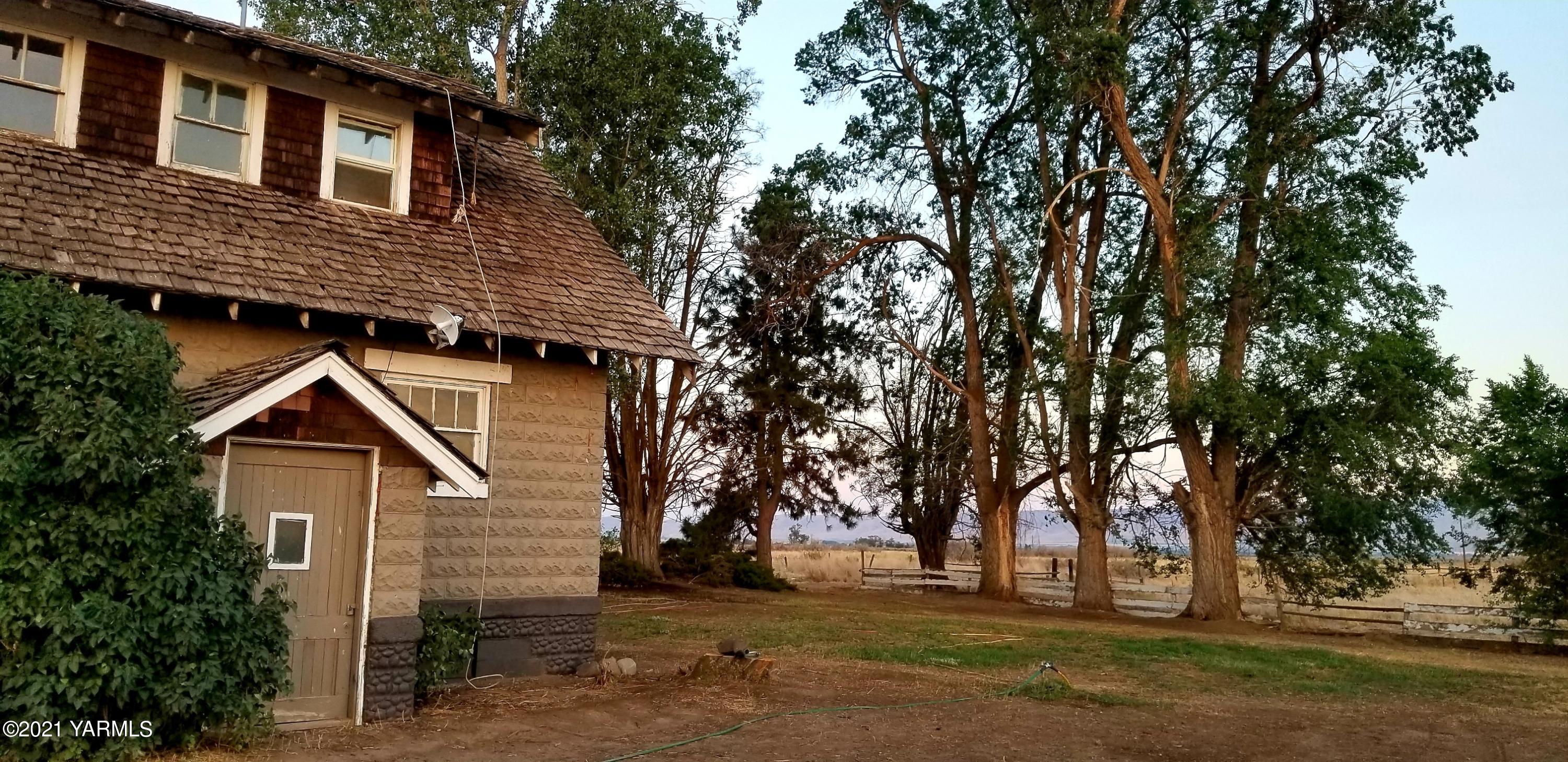 753 Wesley Road White Swan, WA 98952 - Photo 4 of 30 a view of house with a tree