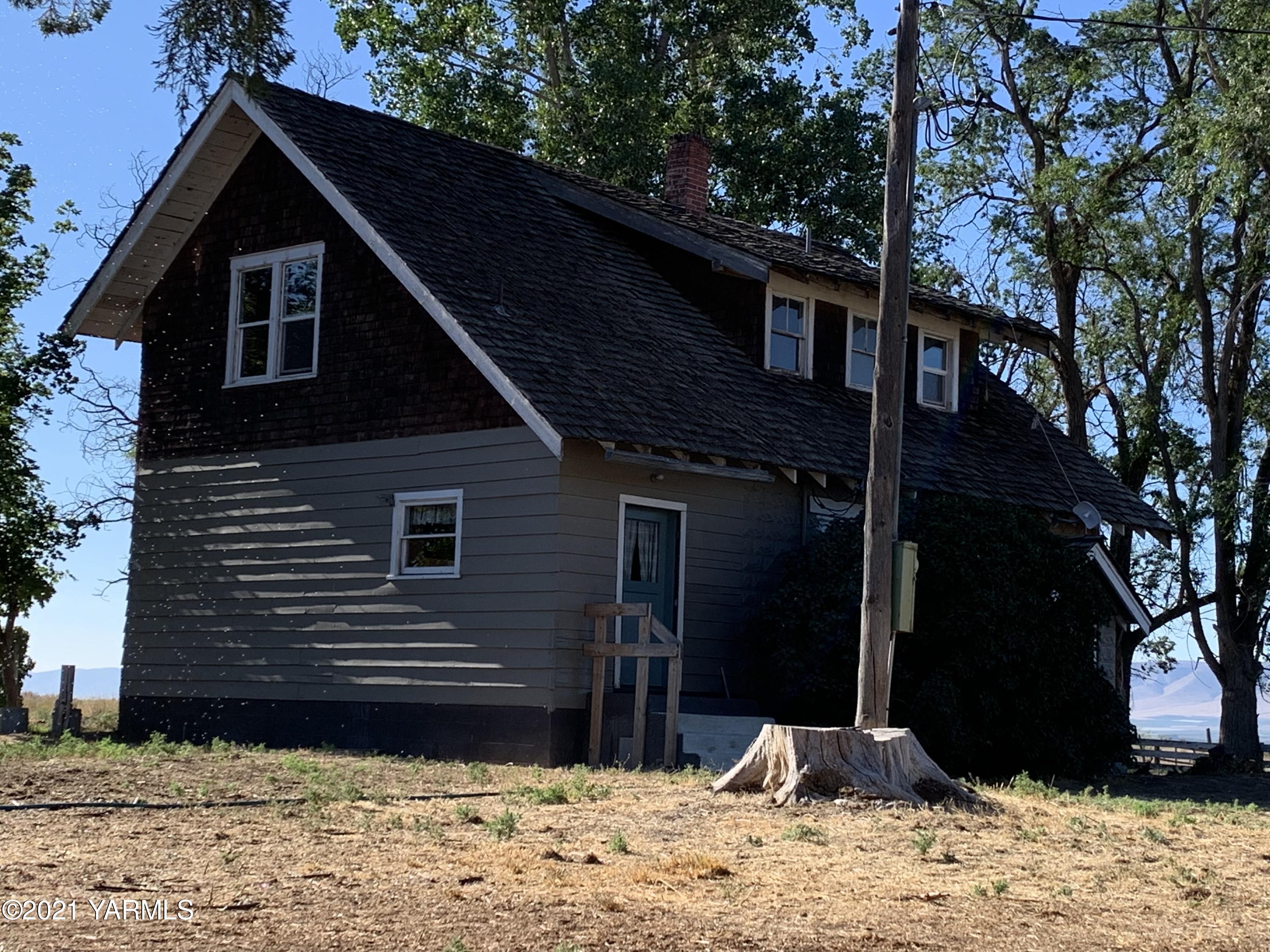 753 Wesley Road White Swan, WA 98952 - Photo 5 of 30 a backyard of a house with a tree