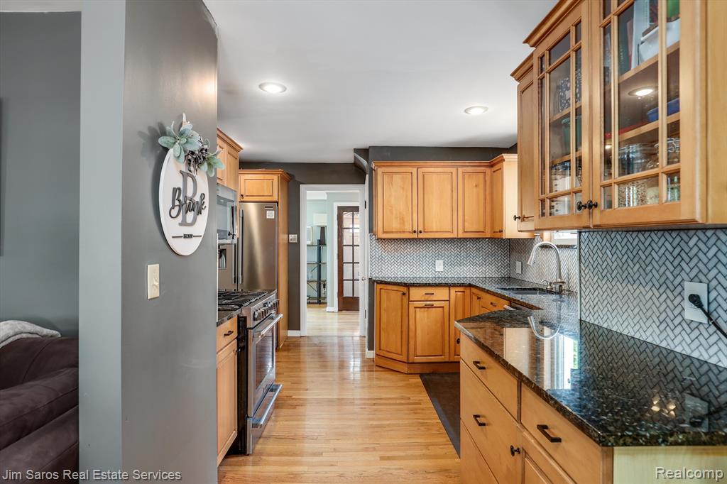 1322 Hampton Road Grosse Pointe Woods, MI 48236 - Photo 9 of 42
