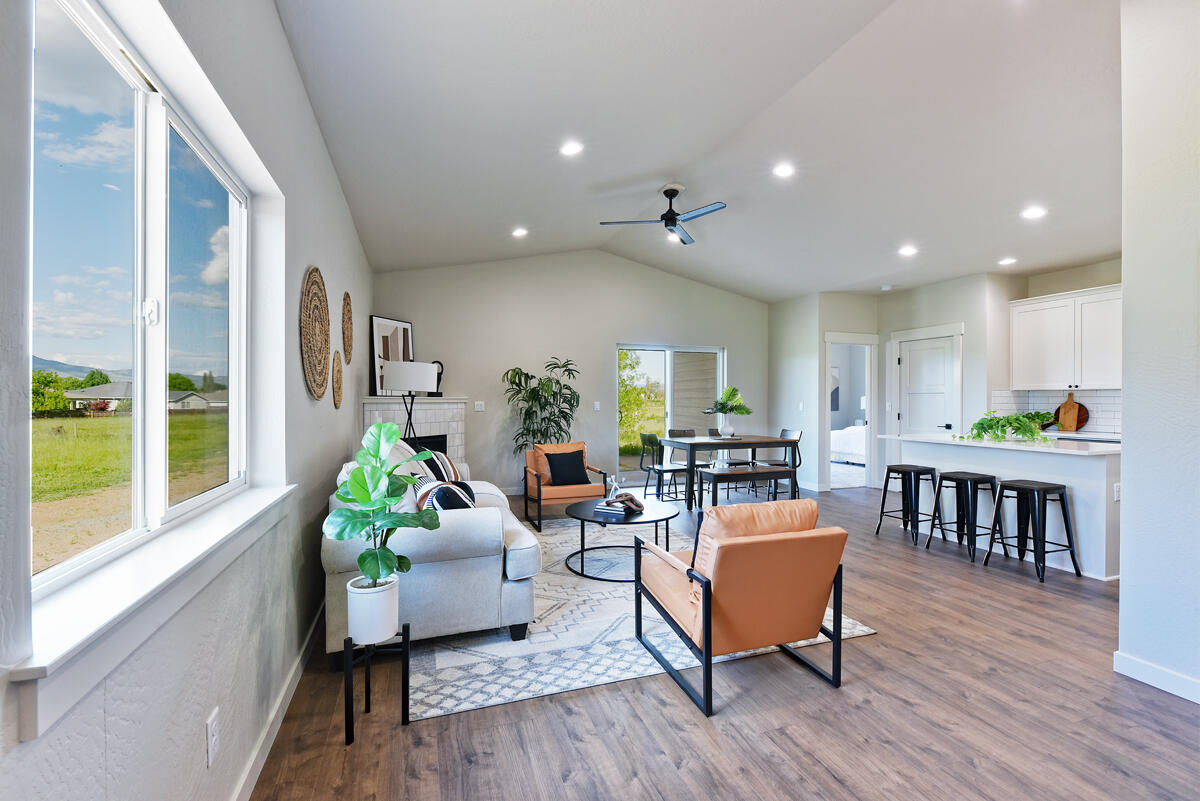 1623 Thomas Road Medford, OR 97501 - Photo 3 of 27 DSC_1165