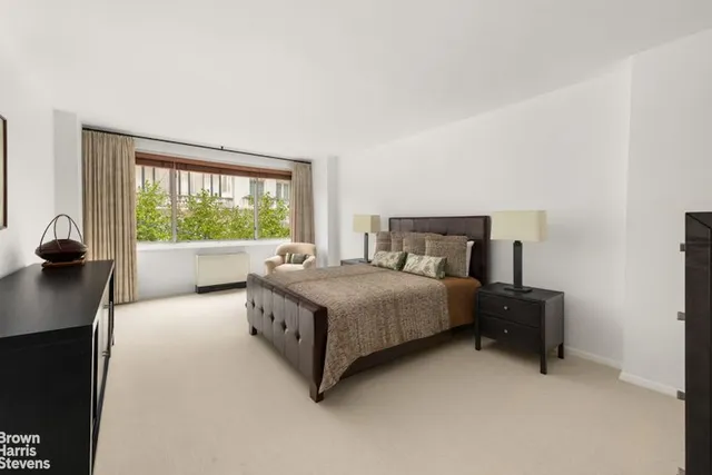 $2,395,000 | 10 East 70th Street, Unit 2D | Lenox Hill