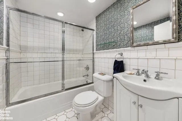 $2,395,000 | 10 East 70th Street, Unit 2D | Lenox Hill