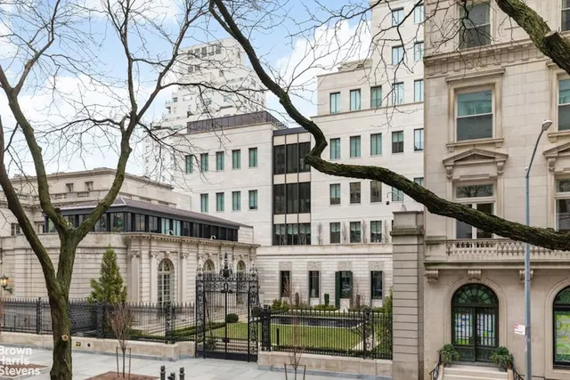 $2,395,000 | 10 East 70th Street, Unit 2D | Lenox Hill