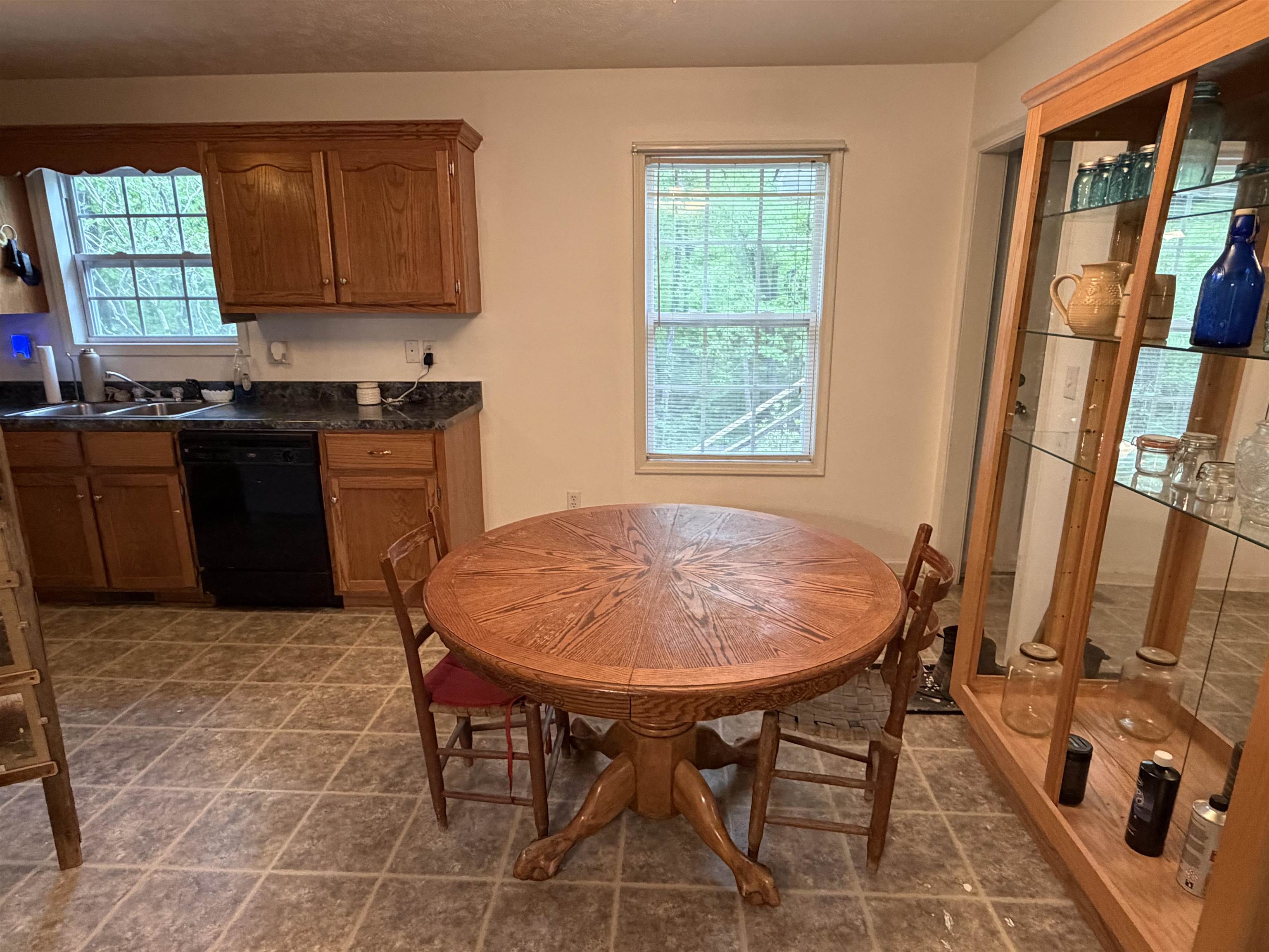 191 Crabtree Road Selmer, TN 38375 - Photo 11 of 18 a workspace with furniture and window