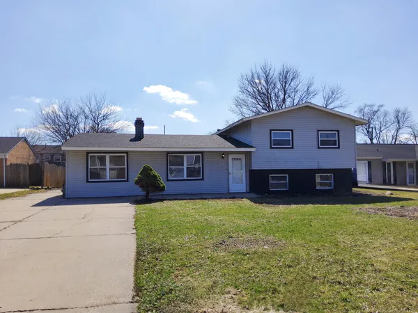 $215,000 | 547 Redwood Road, Bolingbrook, IL 60440
