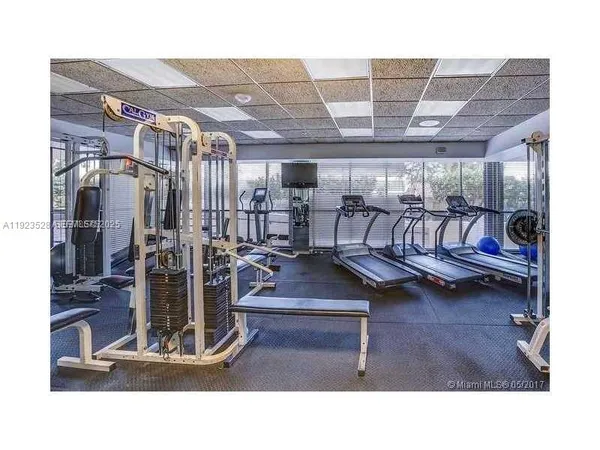 $4,500 | 2555 Collins Avenue, Unit PH114, Miami Beach, FL 33140