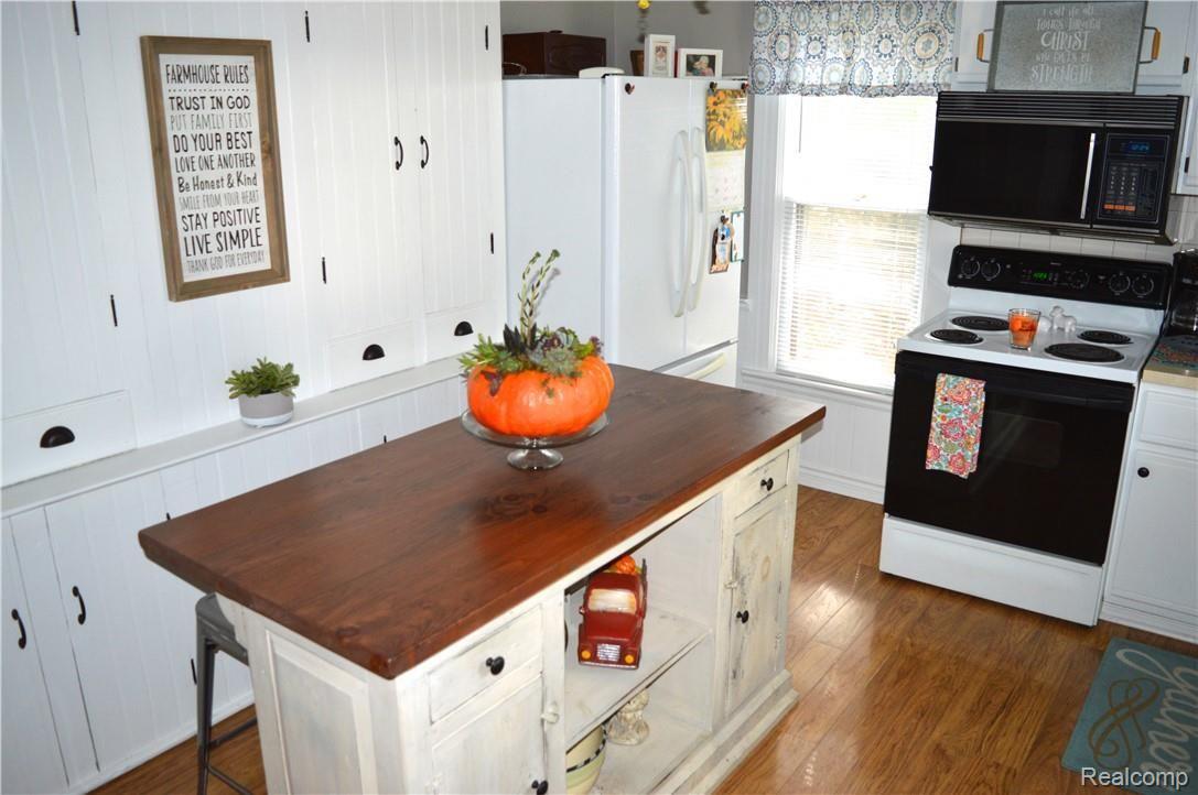 10100 South State Road Goodrich, MI 48438 - Photo 5 of 48 Vinyl Kitchen Floor