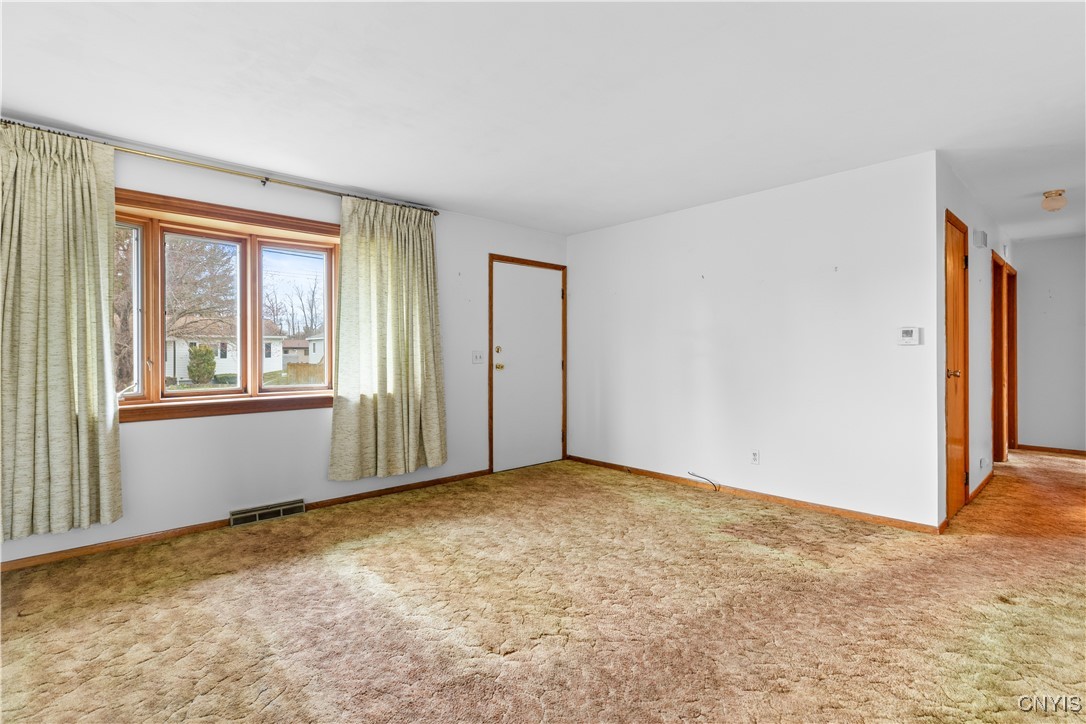 418 Fiore Drive Utica, NY 13502 - Photo 5 of 22