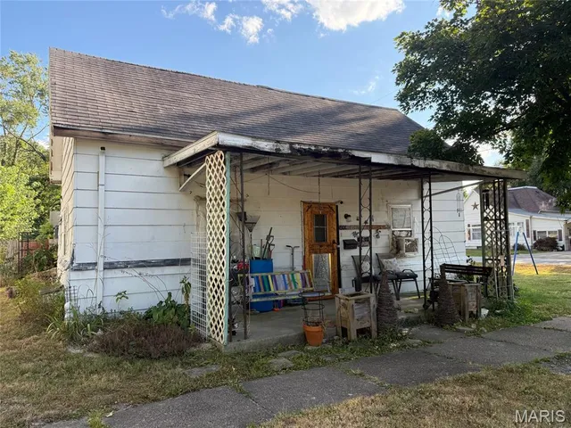 $26,000 | 623 West Second Street, St. Elmo, IL 62458