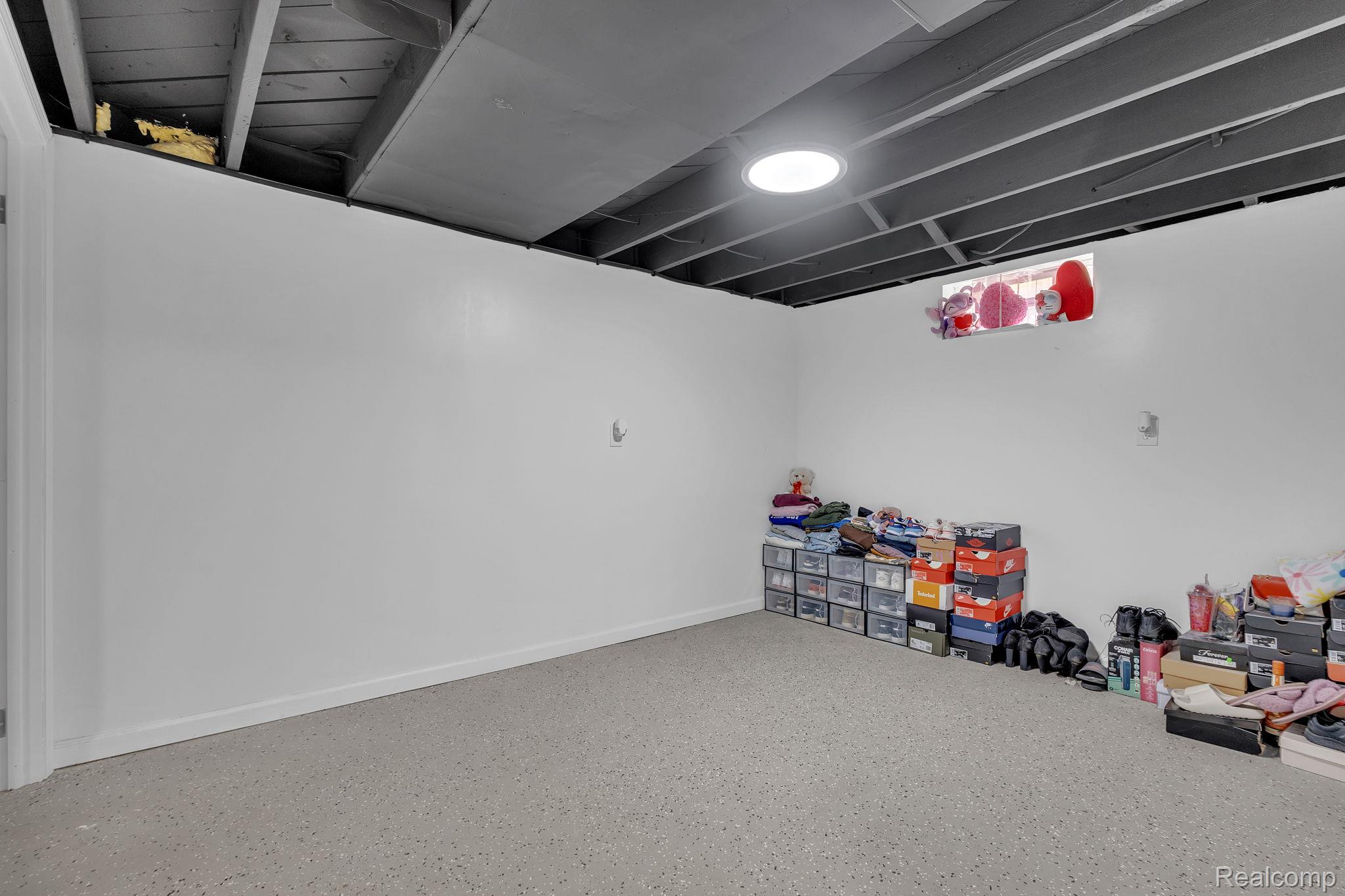 8401 Fielding Street Detroit, MI 48228 - Photo 22 of 34 Game room with speckled floor