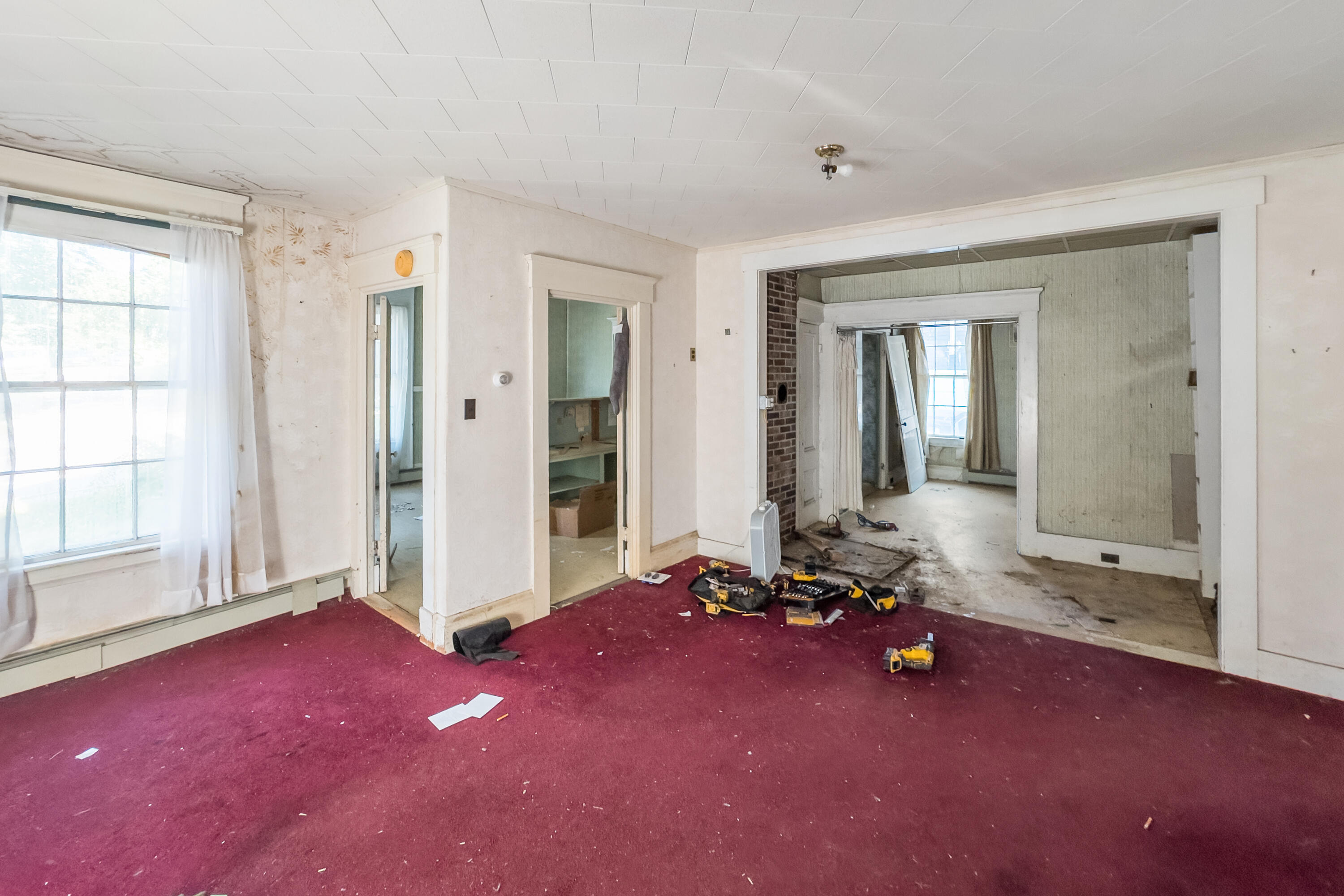 965 Main Street Waldoboro, ME 04572 - Photo 5 of 15 Living room